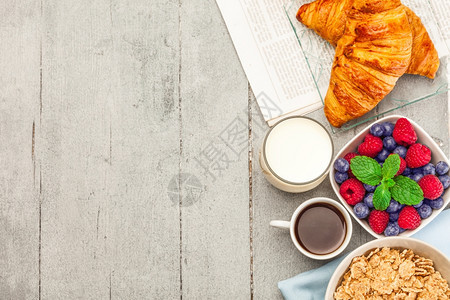 碗粮食广告早餐在木制桌边的顶端景色图片
