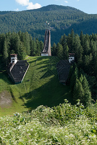 之中阿尔卑斯山欧洲的夏季地风雨中被抛弃的奥林匹克滑雪跳跃轨迹图片