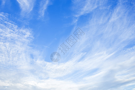 高的多云风景优美秋蓝色的天空背景纹理白色的旋翼云彩图片