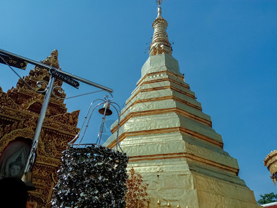 泰国寺庙的塔吸引力雕像佛教徒图片