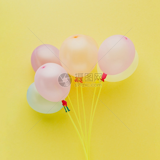惊喜黄色气球背景的视图装饰颜色桌子图片