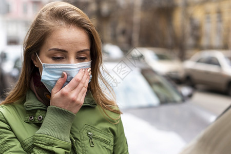 户外戴口罩的女性图片