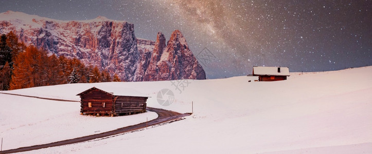 场景概述夜晚的寒冬风景与小屋天线图片