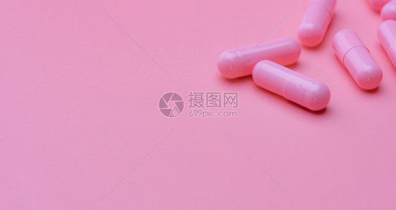 粉色背景上的胶囊图片