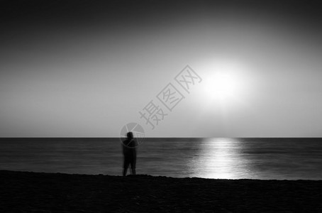 放松景观最小的水平生动黑色和白相遇海洋日落孤独的人类抽象地貌背景横向生动的黑色和白相遇海洋日落孤独的人图片