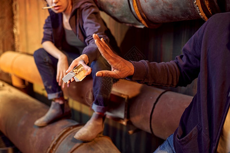 香烟窝成瘾的男女抽烟戒遗弃房屋内地以麻醉毒瘾问题为背景成瘾的男女