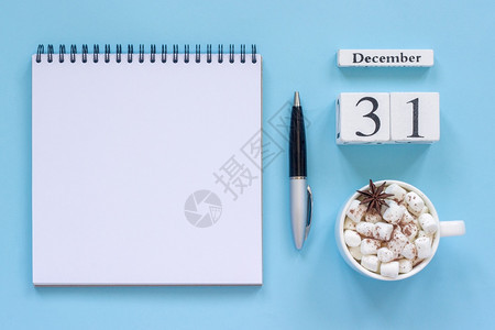 周年纪念日数字规划师12月3日Wooden日历杯含棉花糖和恒星火铃的可空开纸条在蓝底背景上用笔刷子打开纸巾粉色视图平板露天迷宫概图片