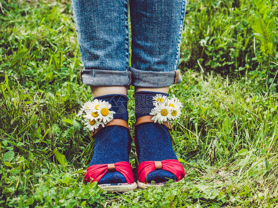 在绿草时装和美容的风格概念时装和美观鞋子和亮袜的背景下女方双腿时装鞋和亮袜子可爱的夏天自然图片