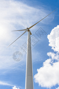 蓝天下的电力风车图片