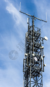 信号在天线杆上有许多卫星镜头辅助物和定向天线供监听传输和测之用于接收传送和监测定向的收音机图片