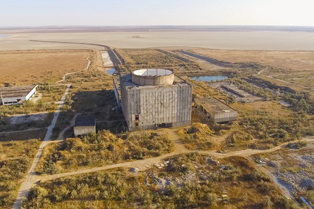 旧被废弃的未完成核电厂和的核电厂掩体排除金属图片