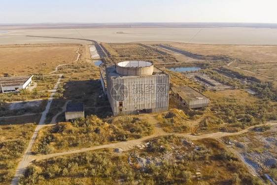 旧被废弃的未完成核电厂和的核电厂掩体排除金属图片