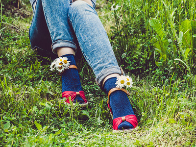 在绿草时装和美容的风格概念时装和美观鞋子和亮袜的背景下女方双腿时装鞋和亮袜子时髦随意的鞋类图片