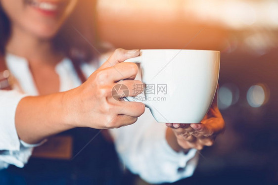 自助餐厅饮料在馆背景的柜台酒吧举行欢乐女青年妇快活动时人们的生活方式和企业职概念在餐桌前举行的反酒吧人民生活和企业职动保持图片