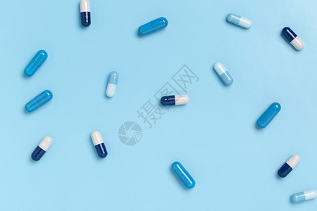 制药蓝色背景的药物胶囊单一颜色背景的彩药品胶囊蓝的丸图片