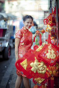 淑女身着传统服装的妇女与竹子粉丝在Yaowarat街Chipa镇Bangkokthailand笑脸惊喜好的图片