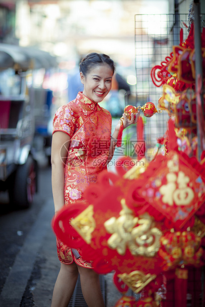 淑女身着传统服装的妇女与竹子粉丝在Yaowarat街Chipa镇Bangkokthailand笑脸惊喜好的图片