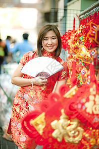 身着传统服装的妇女与竹子粉丝在Yaowarat街Chipa镇Bangkokthailand笑脸耀华力淑女快乐的图片