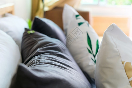 现代白色床和枕头在早晨的心情中内衣装饰羽绒被置活的图片