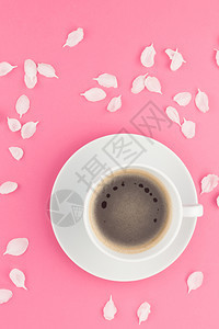 以最小样式复制空间文本模板的形式在面粉红背景上展示咖啡杯和白苹果树花朵瓣的创用平板固定概念顶端视图夏天自然有创造力的图片