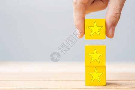管理帕努瓦评估手持带有星号符的木块客户评论反馈级排名和服务理念图片
