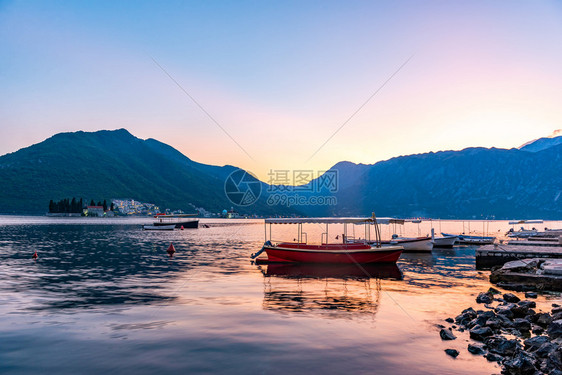 旅行建筑学美丽的在亚得里海船以山为景色在Perast黑山船只在日落时是Perast图片