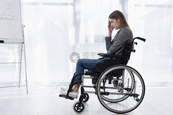 男护士医疗的全射弹悲伤和心妇女轮椅图片
