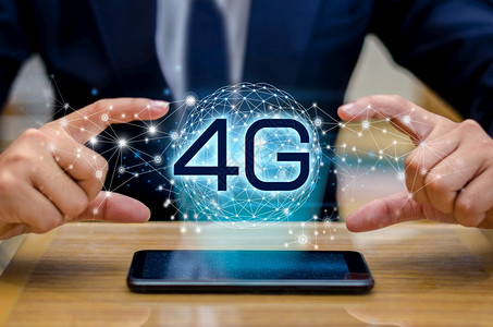 4G通手机标识4g地球商人连接了全世界的服务员手持空数字平板电脑带有智能和4G网络连接概念城市塔设计图片