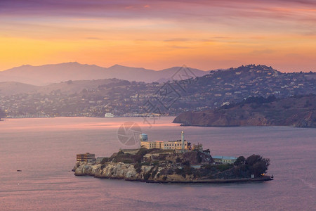 海洋天空美国旧金山Alcatraz岛日落时游客图片