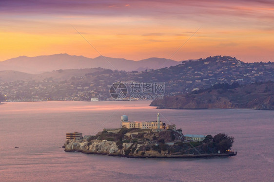 海洋天空美国旧金山Alcatraz岛日落时游客图片