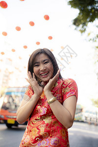露齿的更年轻身着传统服装的亚洲女面带笑容人们图片