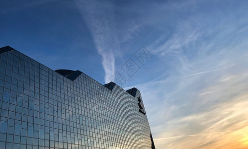 城市商业日落在阿姆斯特丹大楼后面纳斯特丹大楼后面的内脏土地太阳落在阿姆斯特丹大楼后面微型图片