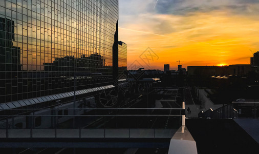 景观结构体日落在阿姆斯特丹大楼后面纳斯特丹大楼后面的内脏土地太阳落在阿姆斯特丹大楼后面建造图片