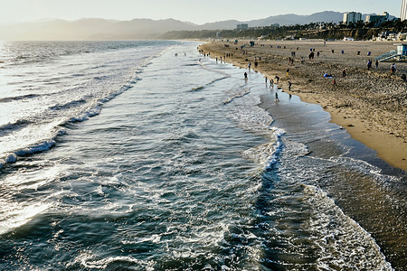 SantaMonica海滩在码头的日落景色人们在海滩上玩灯夏天城市的图片