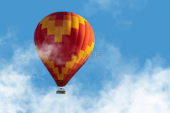 天上热气球漂浮在蓝天的云层中热气球天空平静的图片