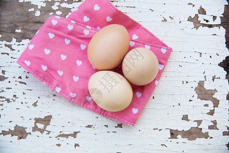 粉红桌布上的鸡蛋面是旧的克晶白木本底黑彩蛋作品村庄质地图片