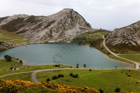 极美湖埃诺尔一个著名的湖科瓦东加阿斯图里亚西班牙爱诺尔湖美丽顶峰自然图片