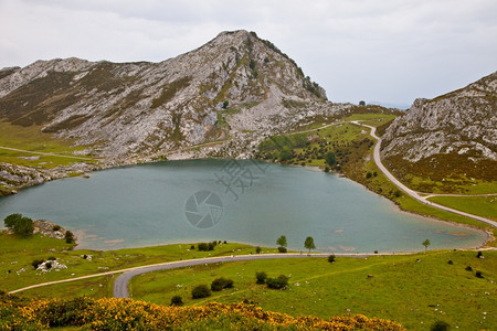 极美湖埃诺尔一个著名的湖科瓦东加阿斯图里亚西班牙爱诺尔湖颜色极好的泻图片