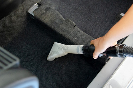干燥洗汽车地毯在现代汽车内部进行详细描述Vacunum并清洗车内在职的洁器图片