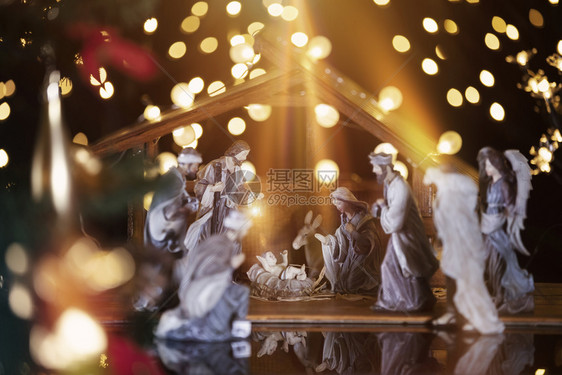 装饰品包括玛丽约瑟夫羊群和智士在内的雕像圣诞马术场景节精神图片