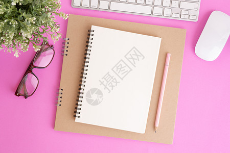 粉红背景的带键盘和铅笔空白记本您要留言的笔记本平面照片颜色白的桌面图片