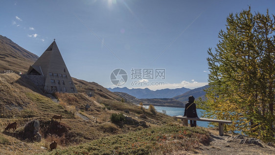 跑步水平的考虑在秋天与湖泊和山丘相伴的阿尔卑斯山地貌的人法语图片