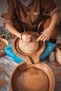 加工萃取摩洛哥妇女将argan内核研磨成厚褐油液Essaouira摩洛哥生育酚图片