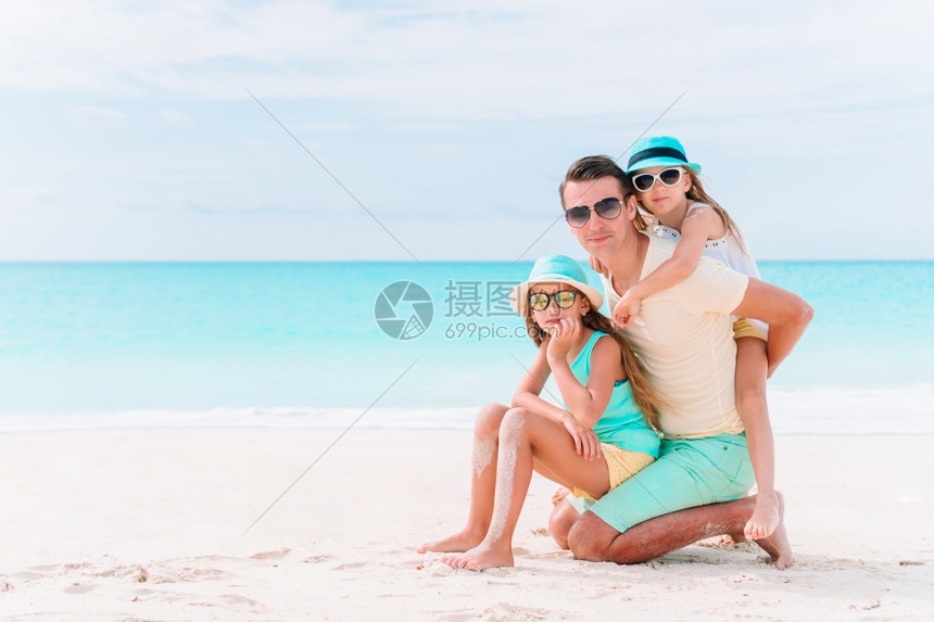 年轻的成人海岸父亲和孩子们在海滩上玩耍友善家庭的概念在热带海滩度假时快乐的美丽家庭欢乐的美丽家庭图片