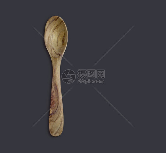 顶端观景橄榄木勺在暗底背景上隔离适合设计要素烹饪木制的健康图片