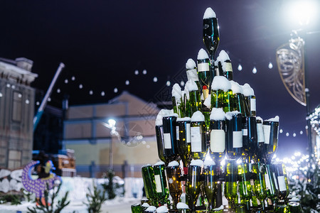 基辅新年博览会用酒瓶做的圣诞树雪装饰风格标签图片