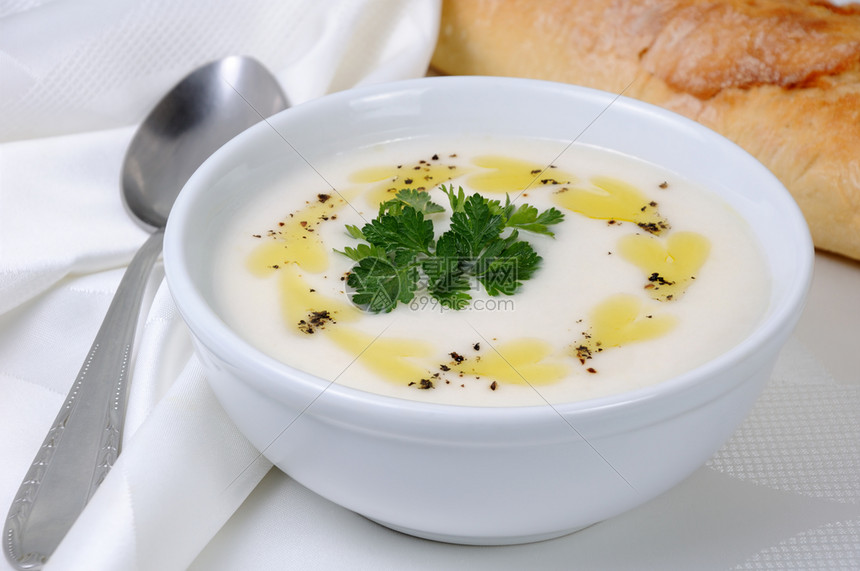 一碗白豆纯净汤加辣黄油和香料草药健康盘子爽朗图片