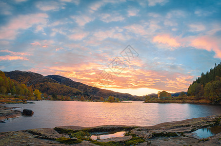 日落时的湖光秋色图片