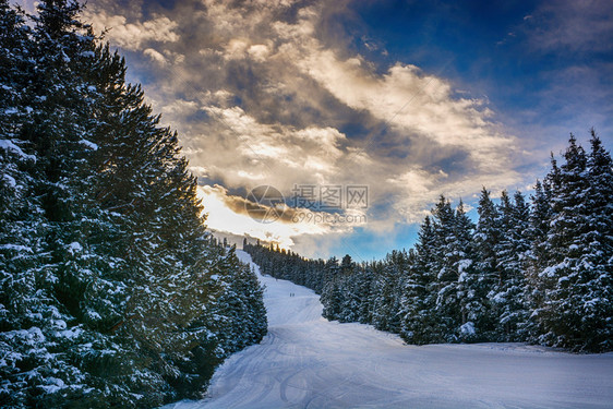 吉尔斯坦卡拉科勒美丽的冬季风景雪森林和云雾远足山峰层数图片