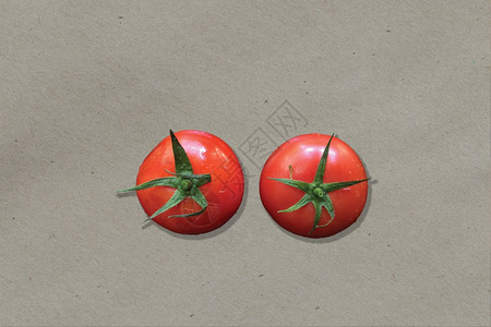 最佳桌子目的近距离观察厨房桌上隔离的新鲜红番茄适合食品设计项目图片
